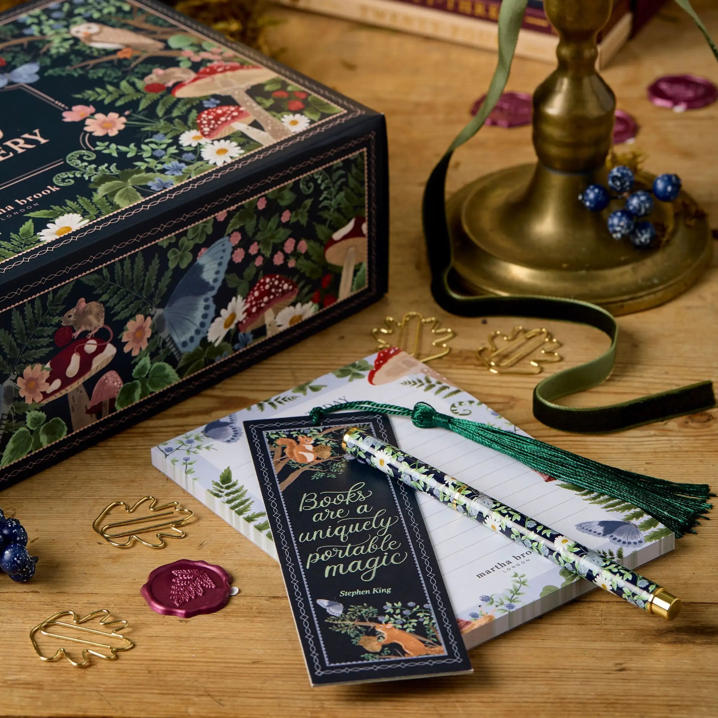 Adventskalender för Kreativa - 24 Unika Brevpapper 1