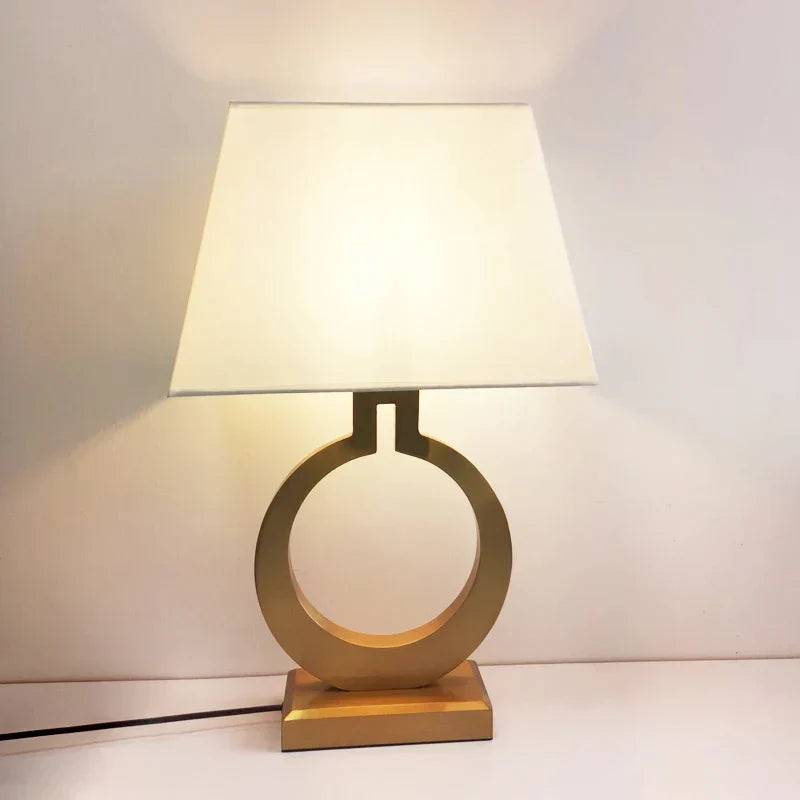 Bordslampa Modern Design Med Gyllene Accenter För Vardagsrum Och Sovrum 2