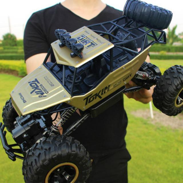 Fjärrstyrd 4WD Terrängbil Med Dubbelmotorer För Utomhuslek 10
