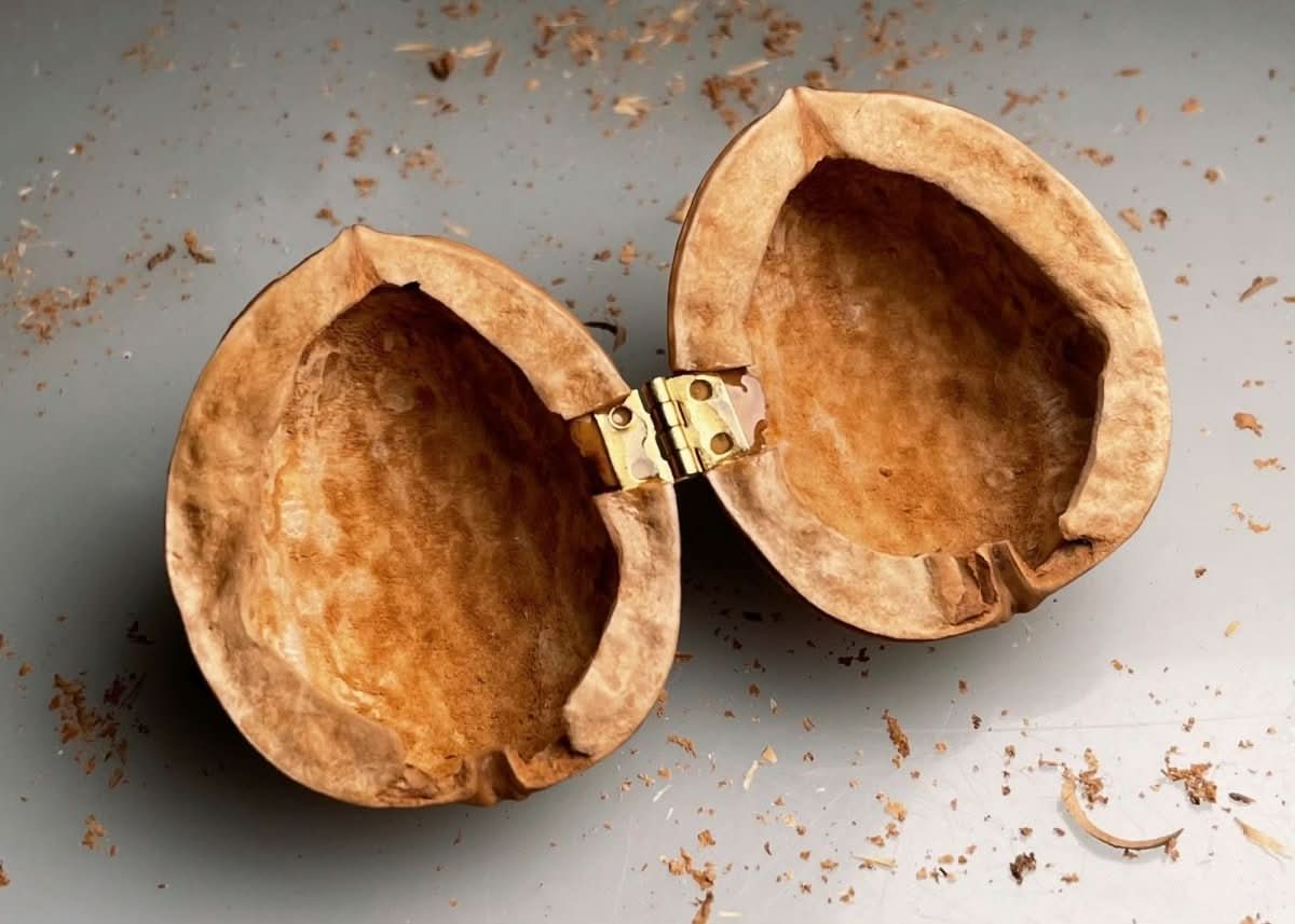 Handgjort Dockskåp i Valnötsskal med Belysning 3