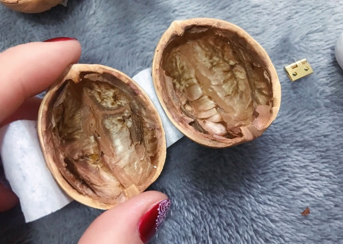 Handgjort Dockskåp i Valnötsskal med Belysning 4