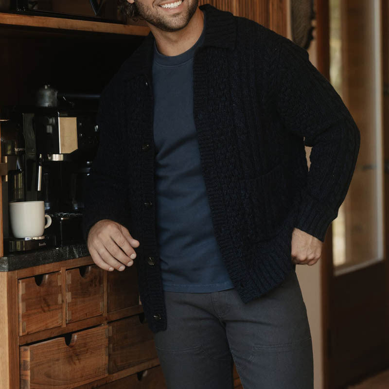 Herrens Cardigan i Ull – Kabelstickad Design 1