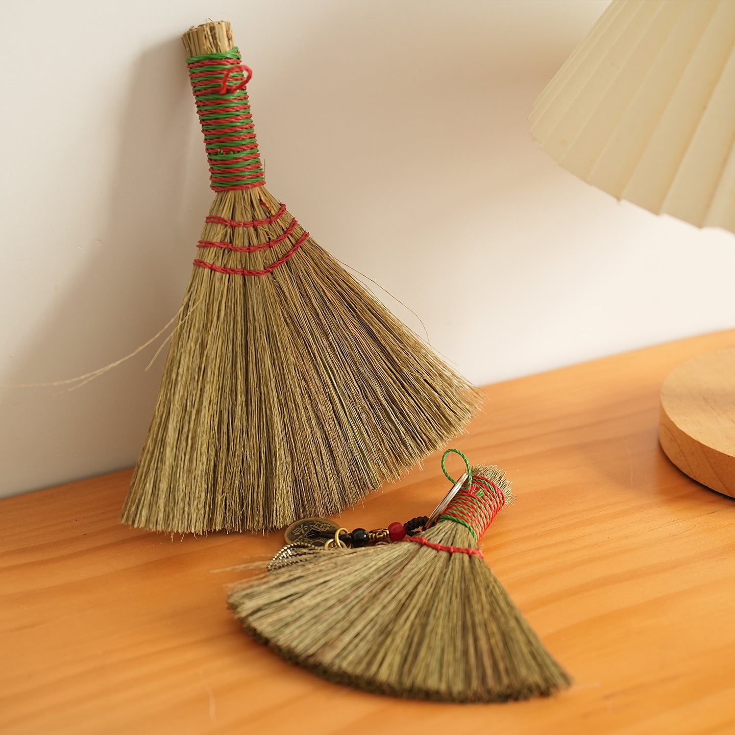 Kvinnors Handgjorda Kvast med Traditionell Design 4