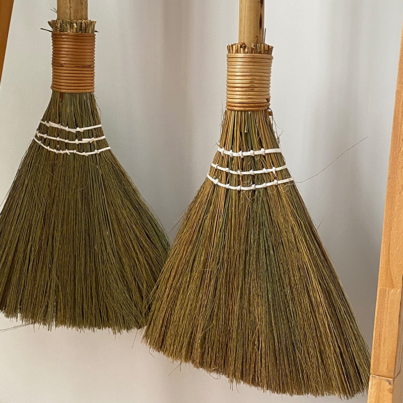 Kvinnors Handgjorda Kvast med Traditionell Design 5