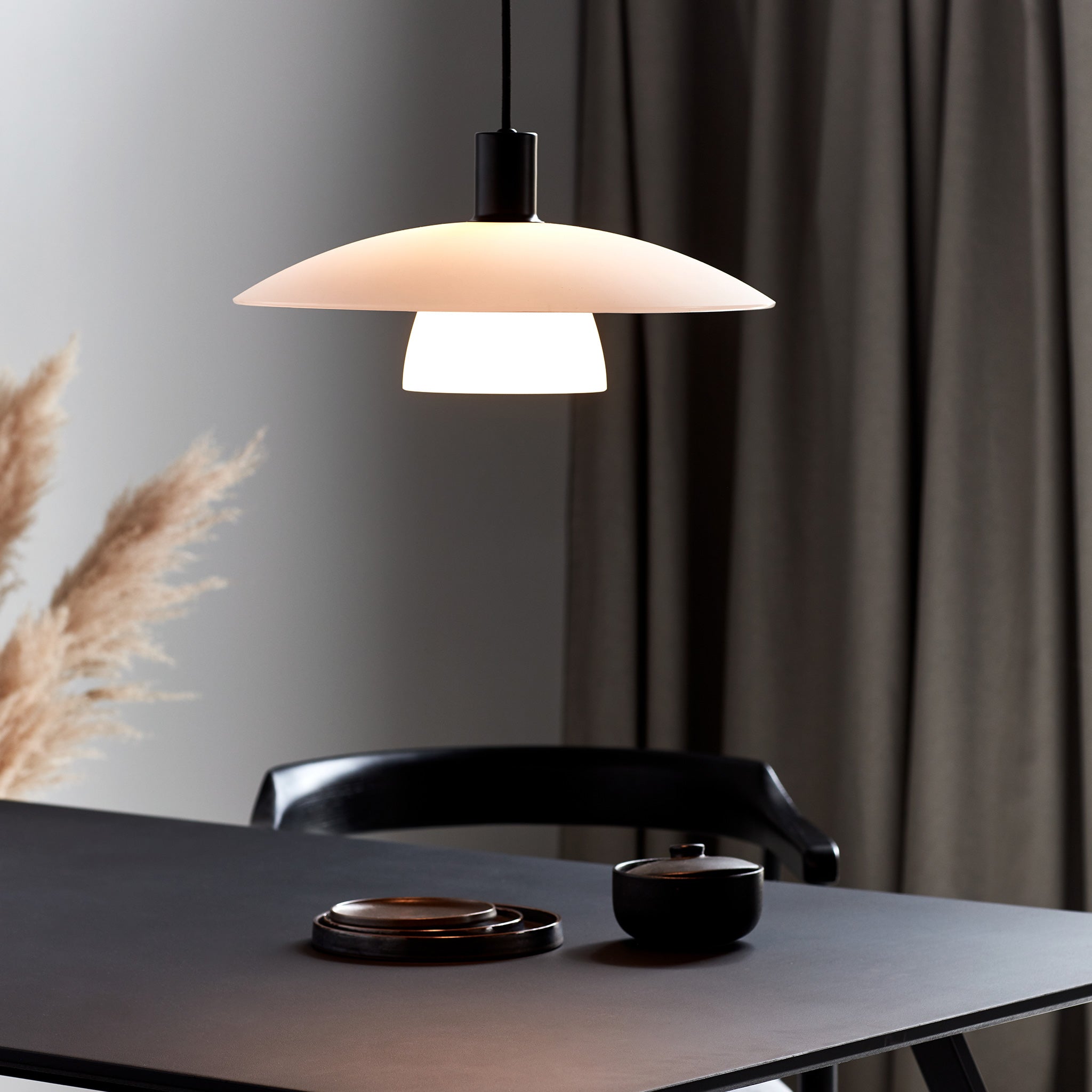 Pendellampa Kök Klassisk Skandinavisk Design Med Opalvita Glasskärmar 1