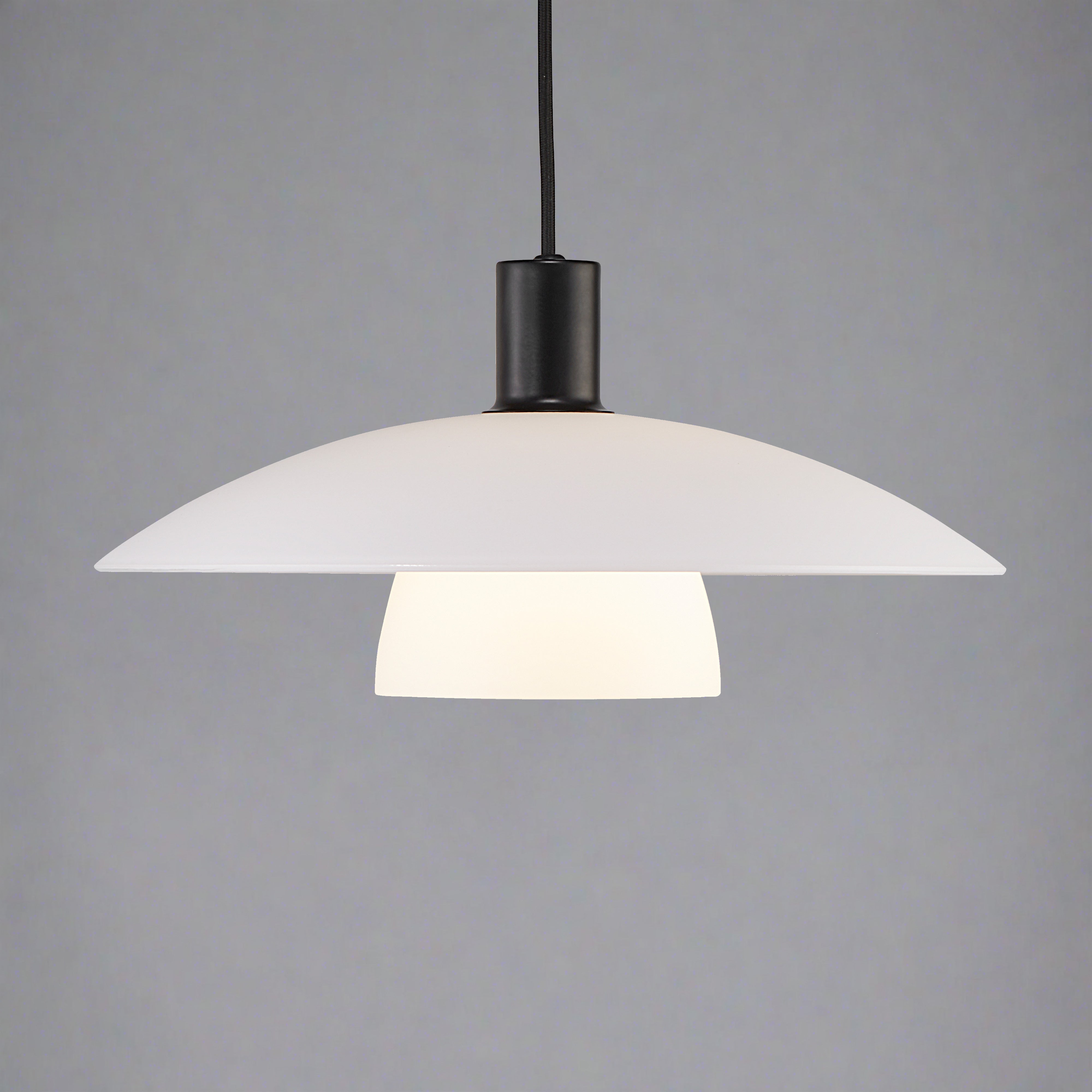 Pendellampa Kök Klassisk Skandinavisk Design Med Opalvita Glasskärmar 3