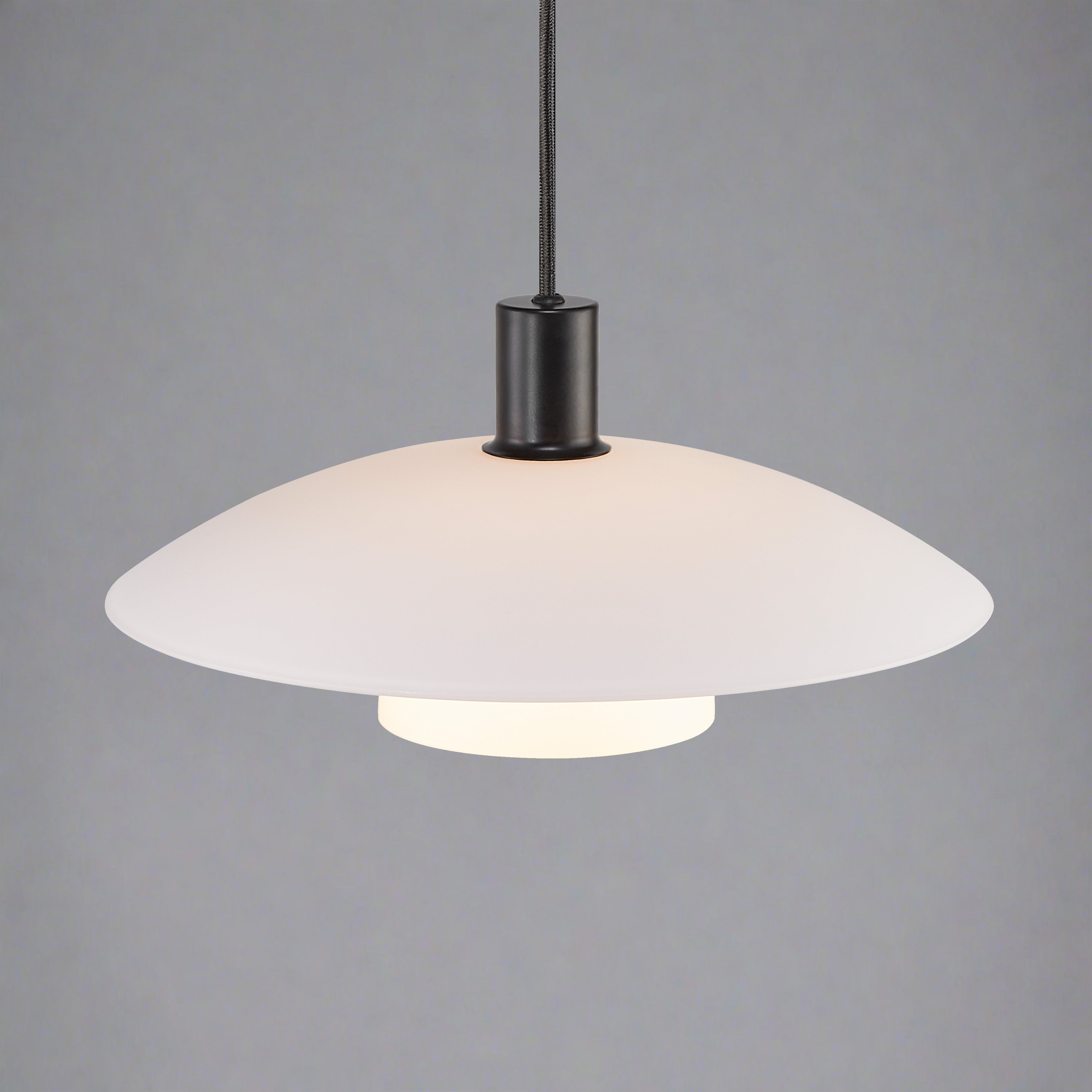 Pendellampa Kök Klassisk Skandinavisk Design Med Opalvita Glasskärmar 4