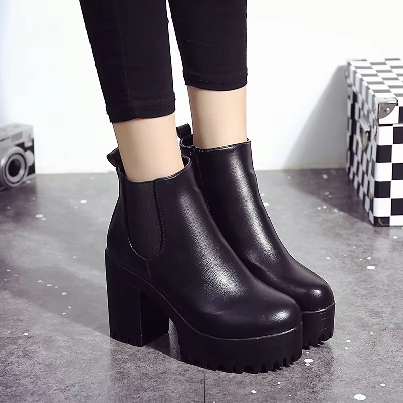 Höga pumpstövlar för kvinnor