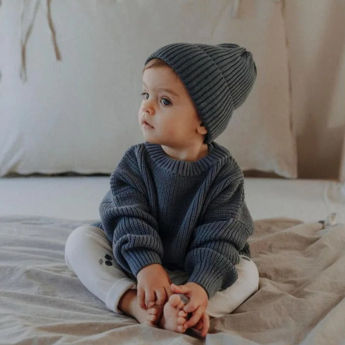 Enfärgad stickad tröja för barn