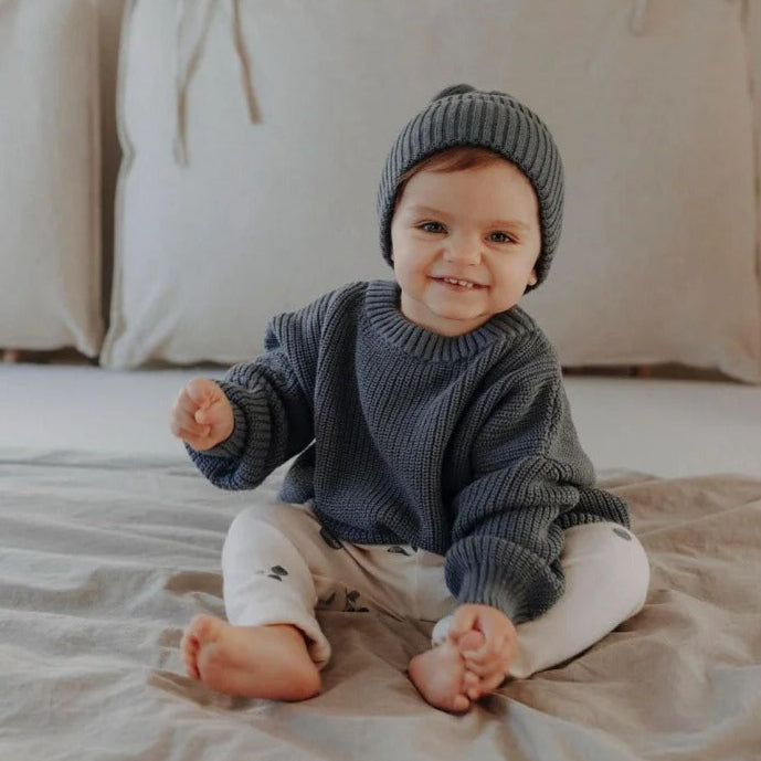 Enfärgad stickad tröja för barn