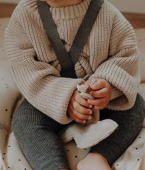 Enfärgad stickad tröja för barn