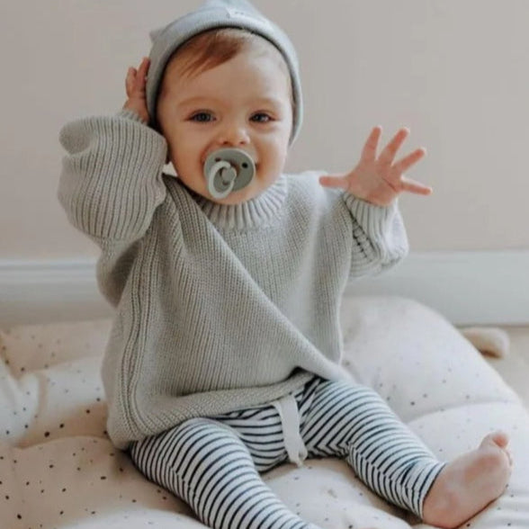 Enfärgad stickad tröja för barn