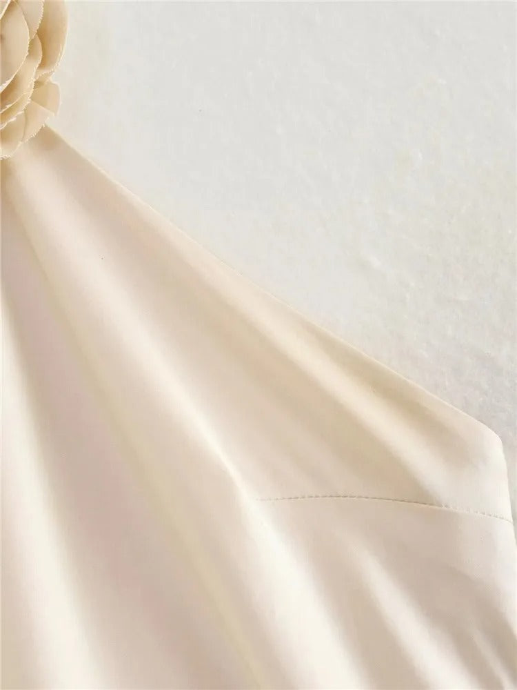 Lång klänning i satin med axelbandslindning för kvinnor