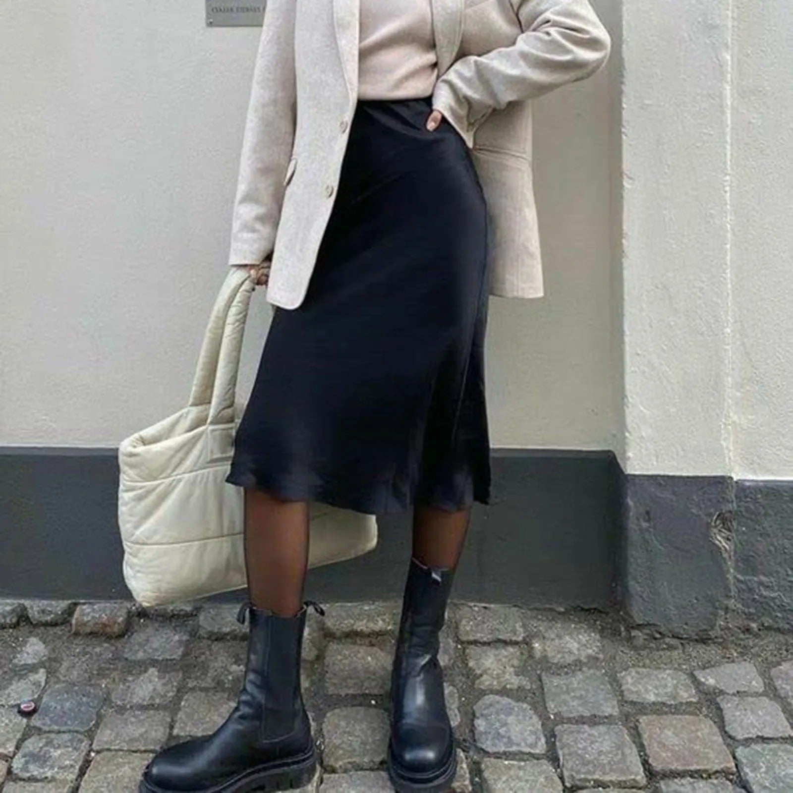 Knälång kjol i satin med A-linje för kvinnor