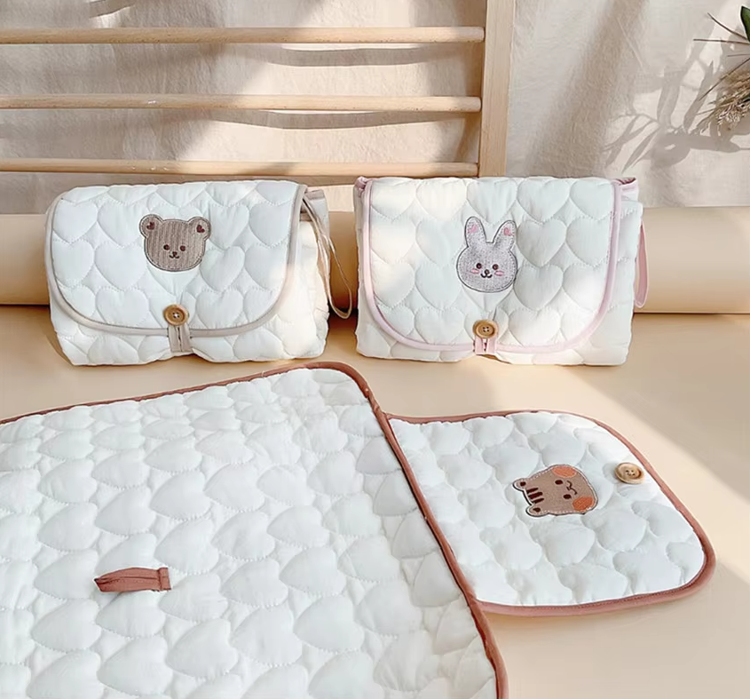 Vikbar blöjbytare för spädbarn