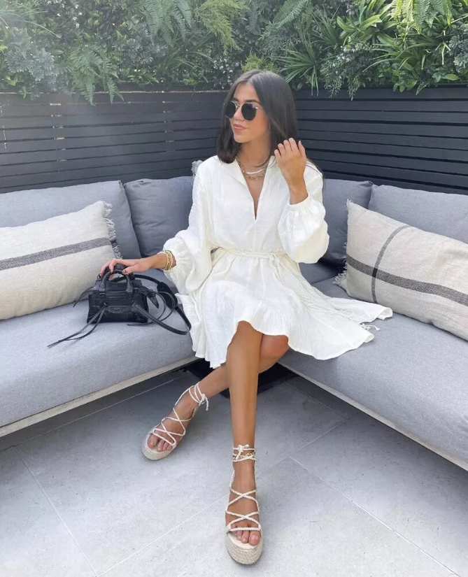 Kort ballongärmad klänning med bälte och knytband för kvinnor