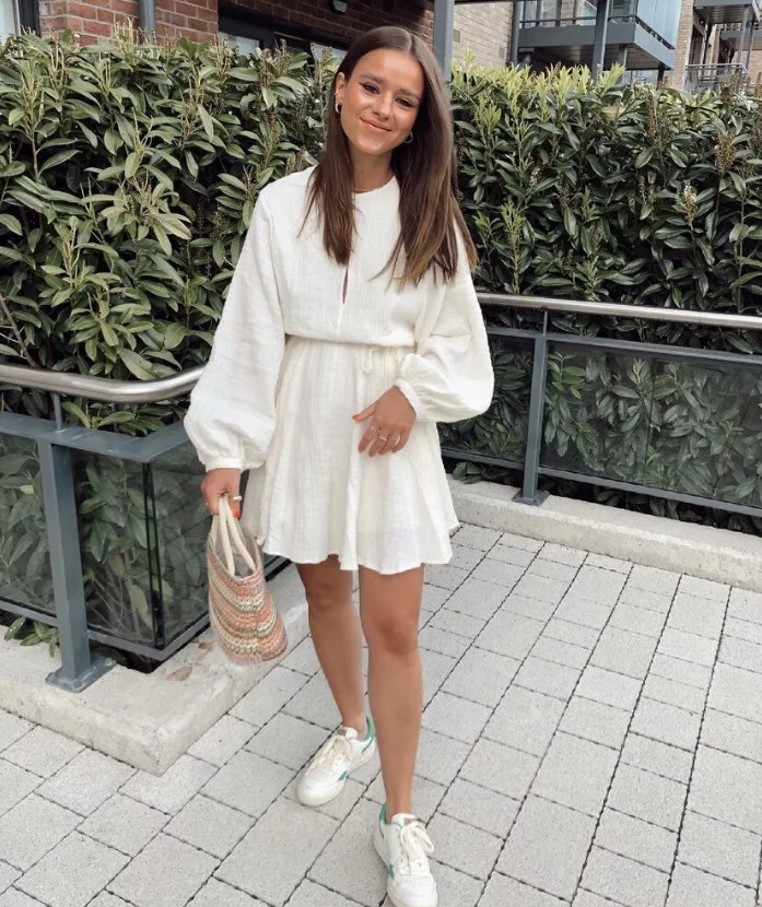 Kort ballongärmad klänning med bälte och knytband för kvinnor