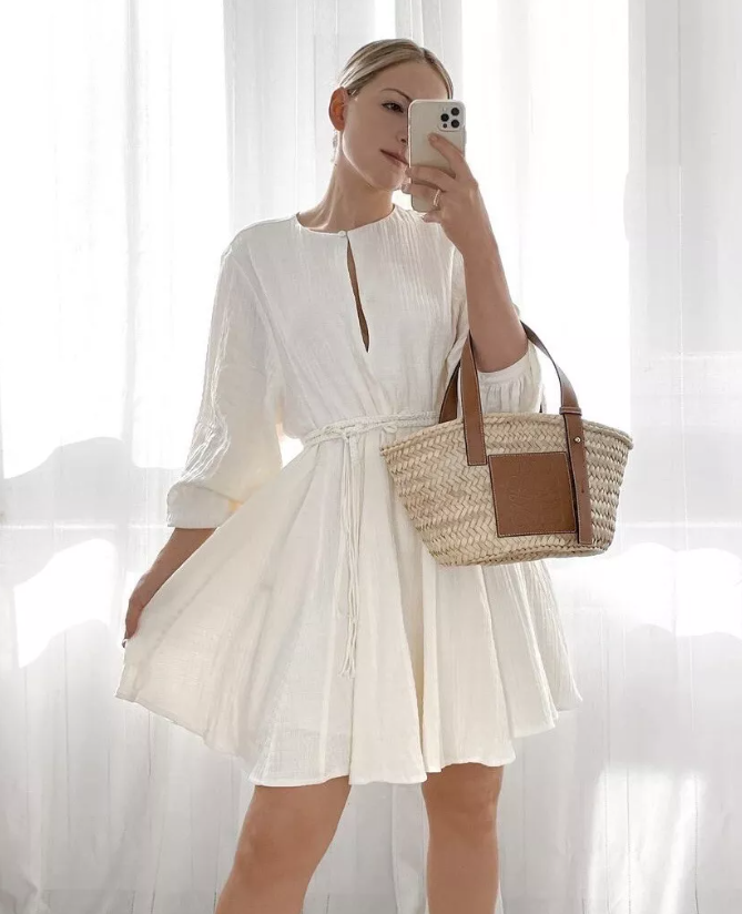 Kort ballongärmad klänning med bälte och knytband för kvinnor