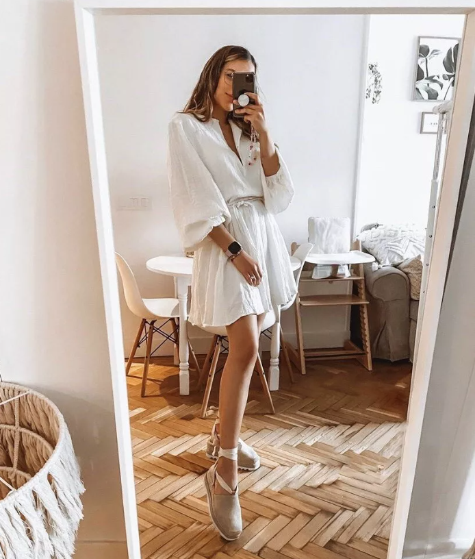 Kort ballongärmad klänning med bälte och knytband för kvinnor