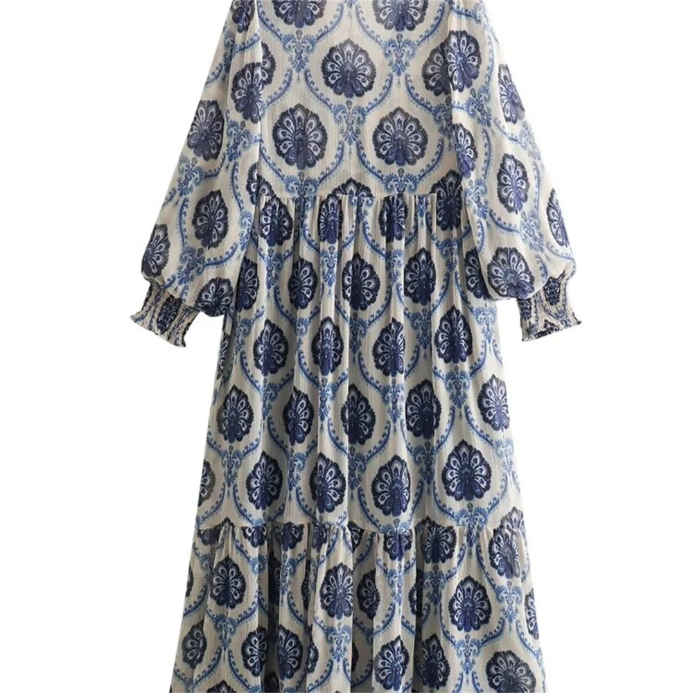 Damklänning i metalliskt tryck