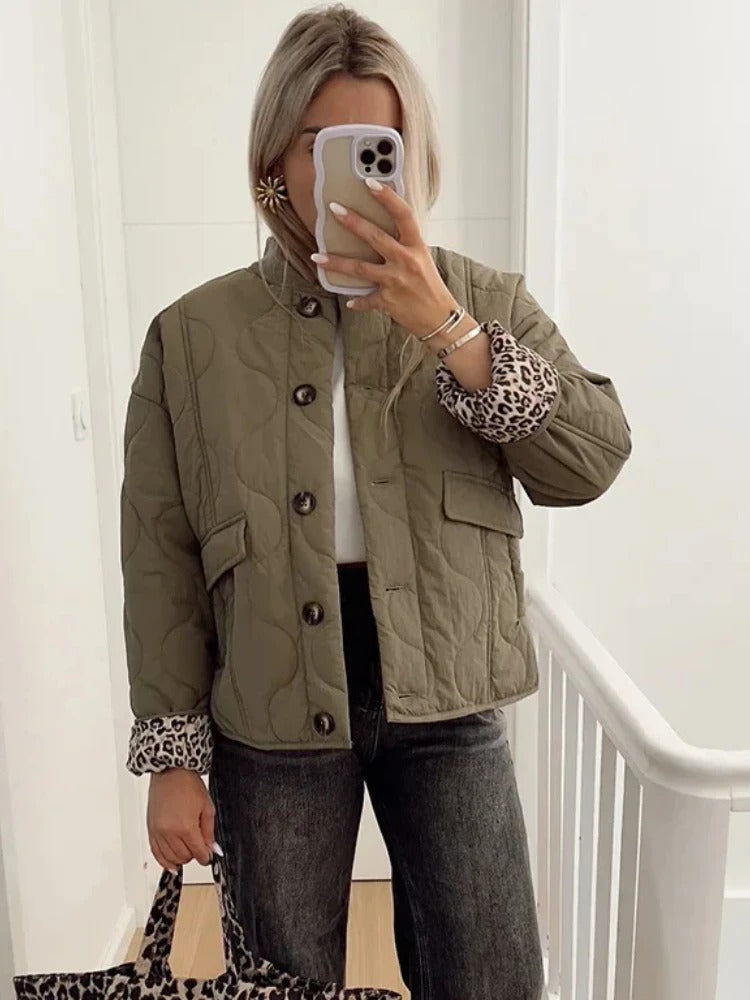 Vadderad jacka med frontficka för kvinnor