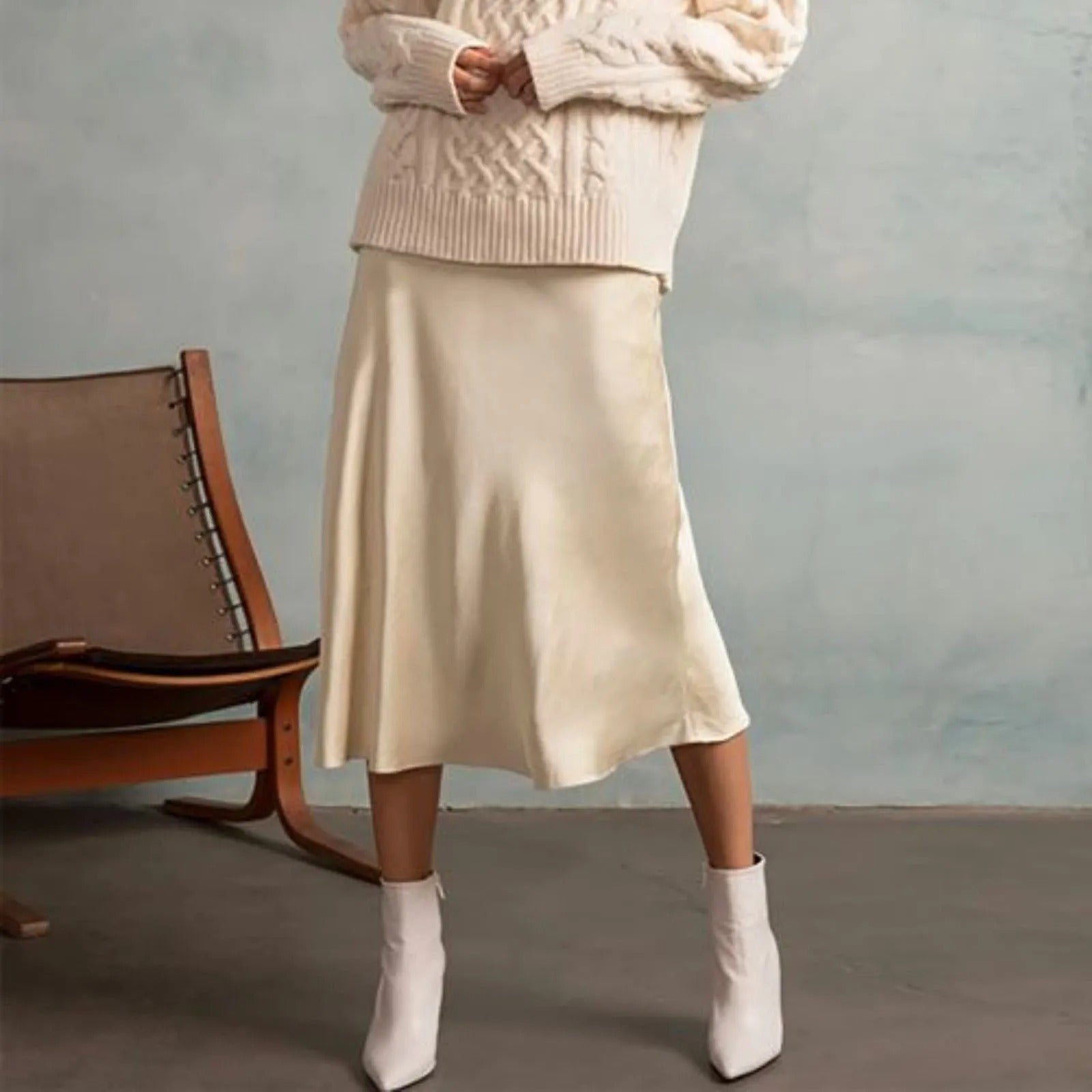 Knälång kjol i satin med A-linje för kvinnor