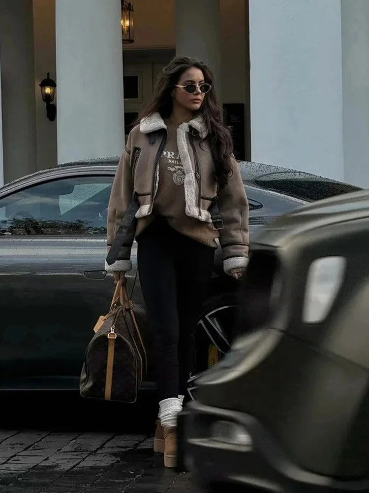 Lapeljacka i läder för kvinnor