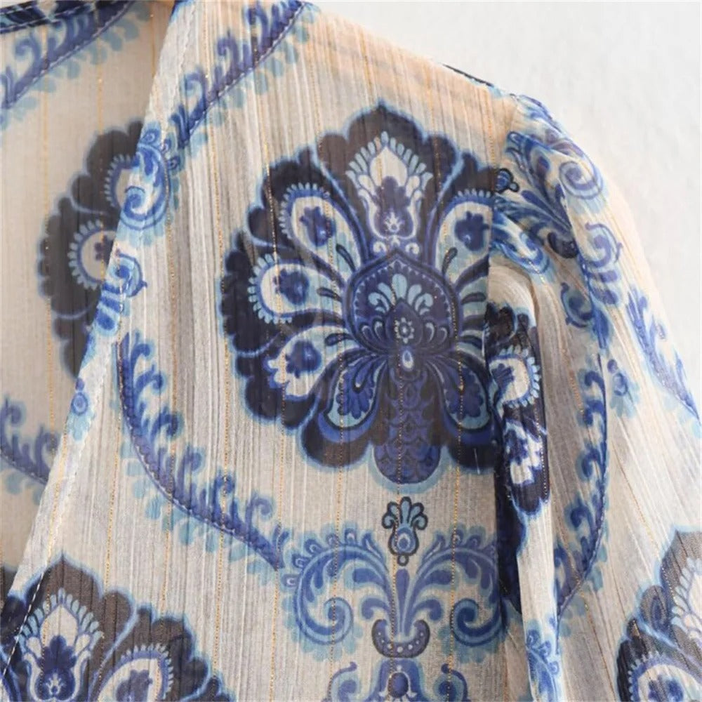 Damklänning i metalliskt tryck