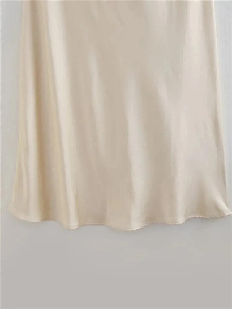 Lång klänning i satin med axelbandslindning för kvinnor