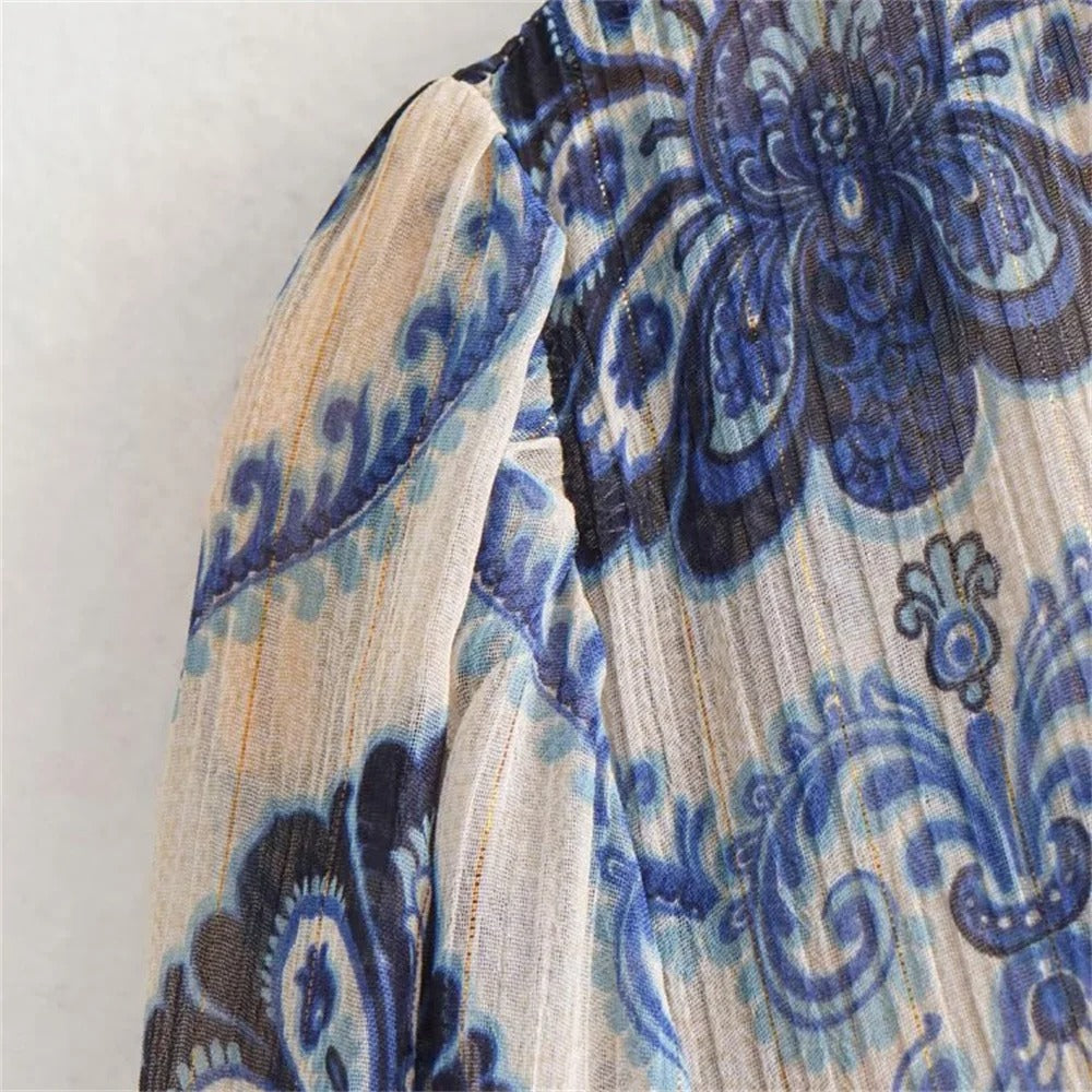 Damklänning i metalliskt tryck