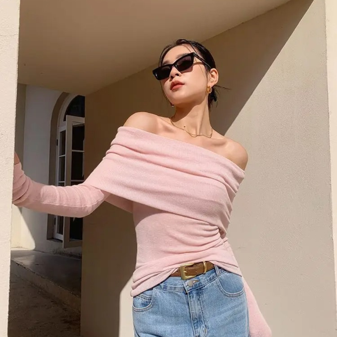 Stickad topp med snedställd hals för kvinnor