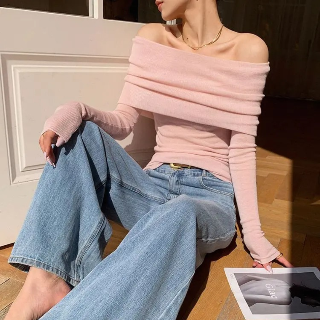 Stickad topp med snedställd hals för kvinnor