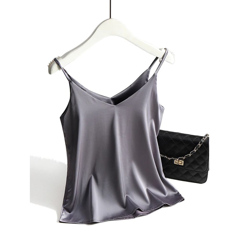 Spaghetti med grimma V-ringad dam