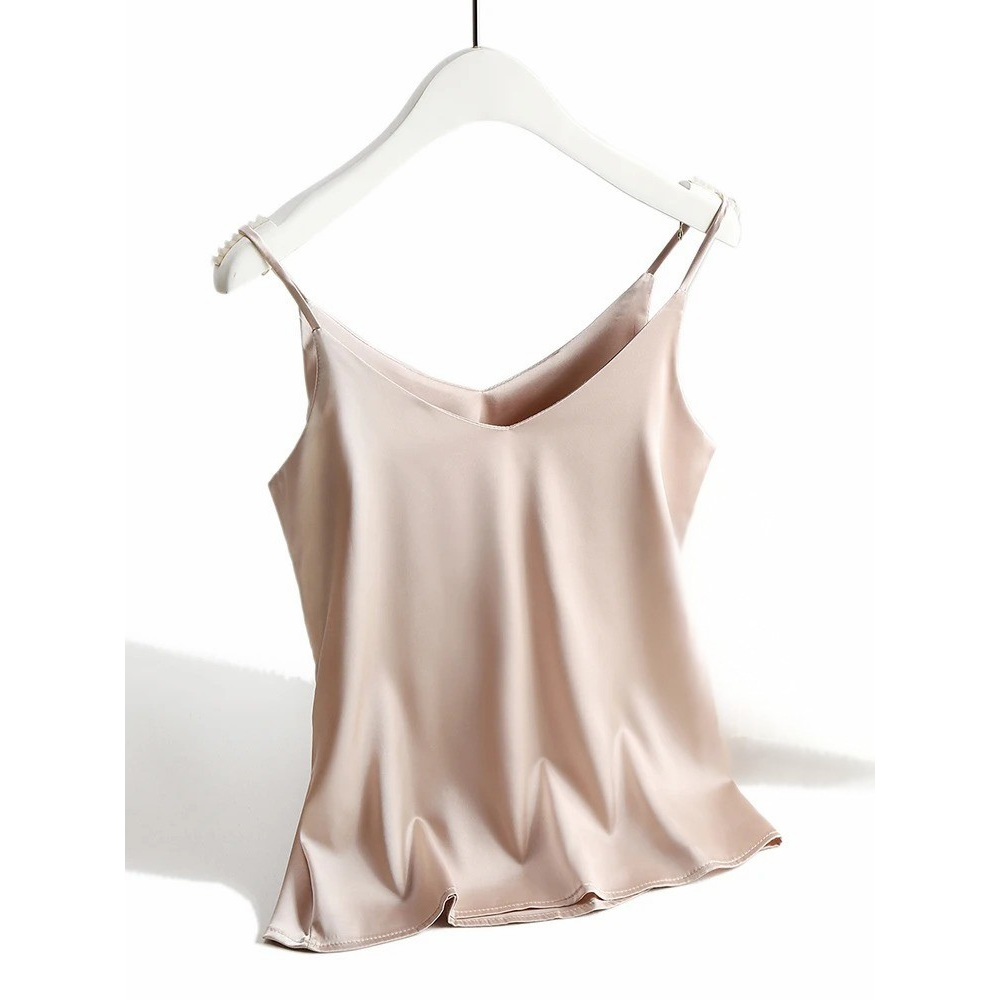 Spaghetti med grimma V-ringad dam