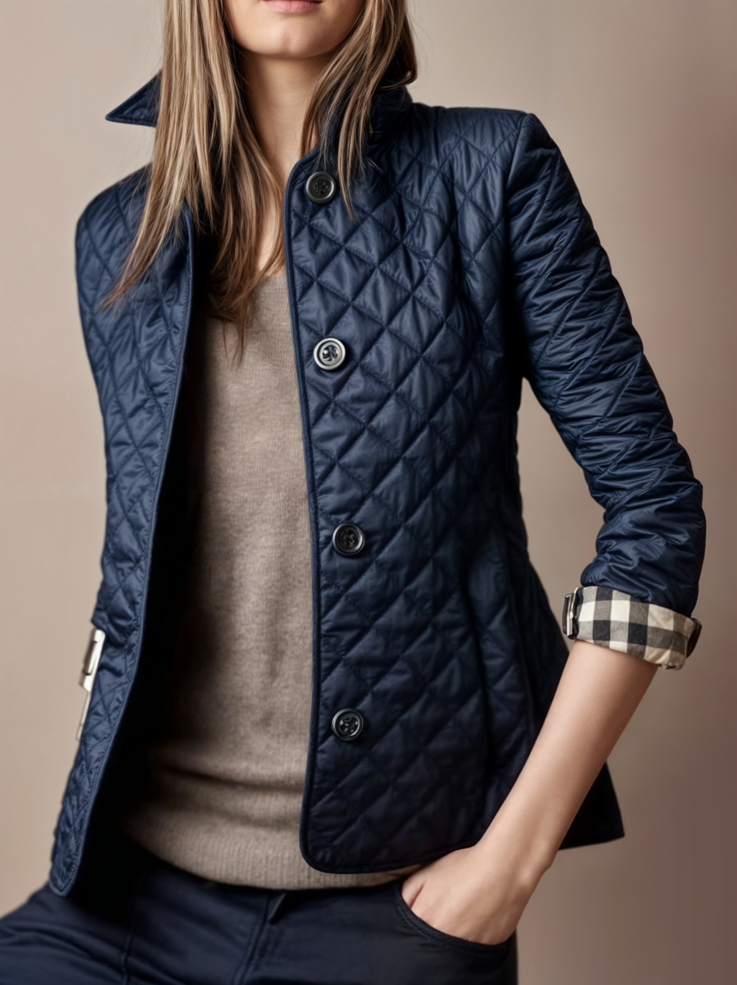 Kviltert jakke med nedfällbar krage för kvinnor