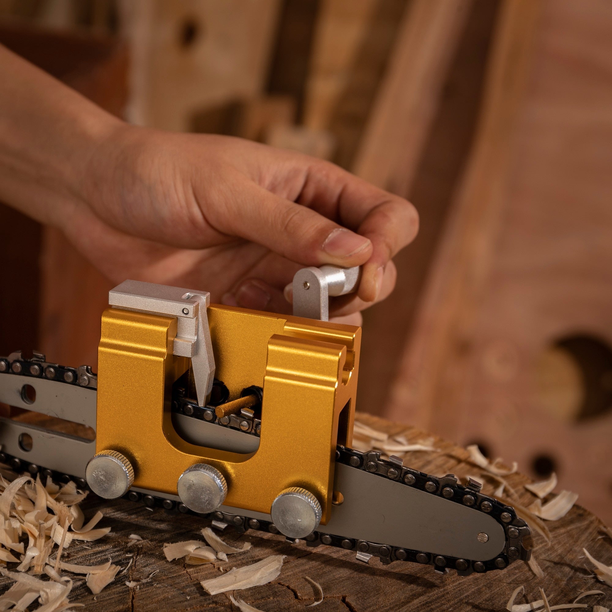 Bärbar verktyg för slipning av motorsågar