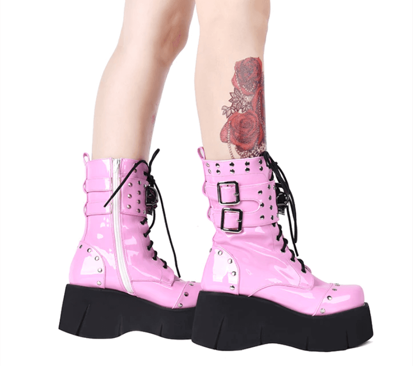 Rosa gotiska spetsar upp plattformsstövlar