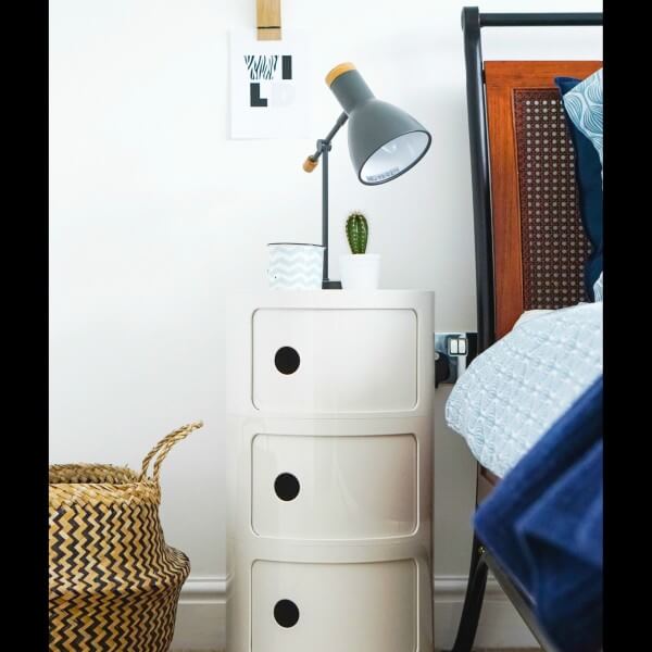 Cylindriskt modernt skåp med 3 nivåer