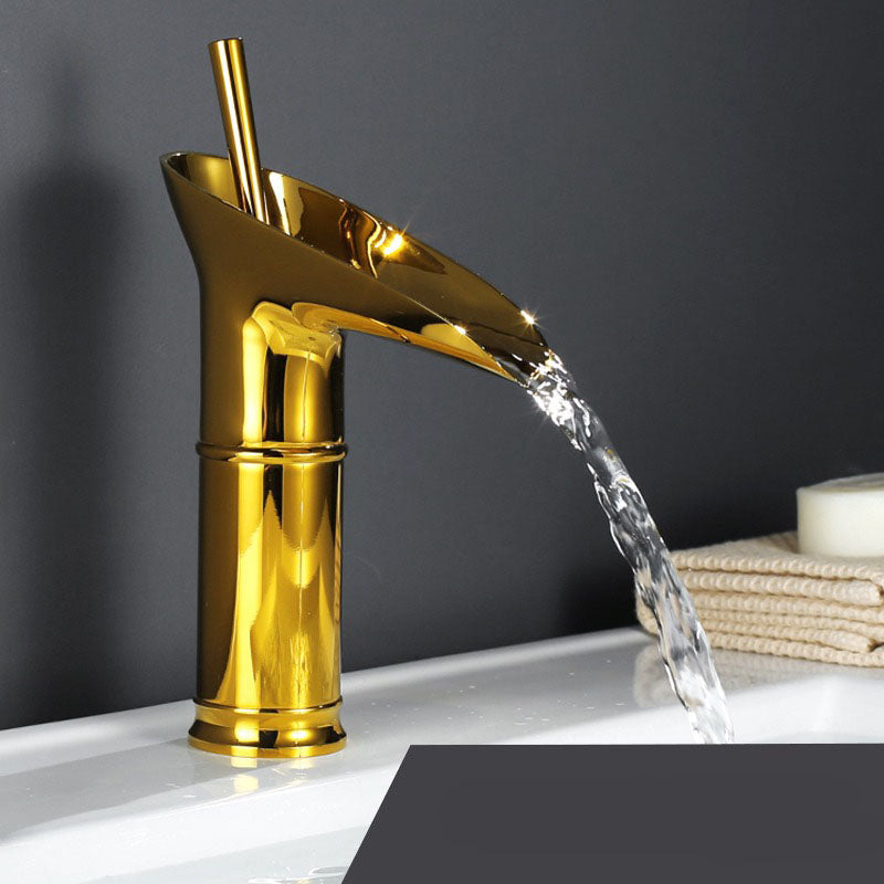 Badrumskran i Vintage Stil med Vattenfall Design 9