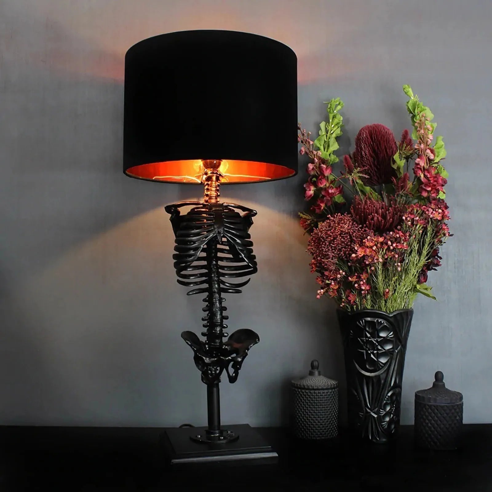 Bordslampa i gotisk stil med skelettdesign 1
