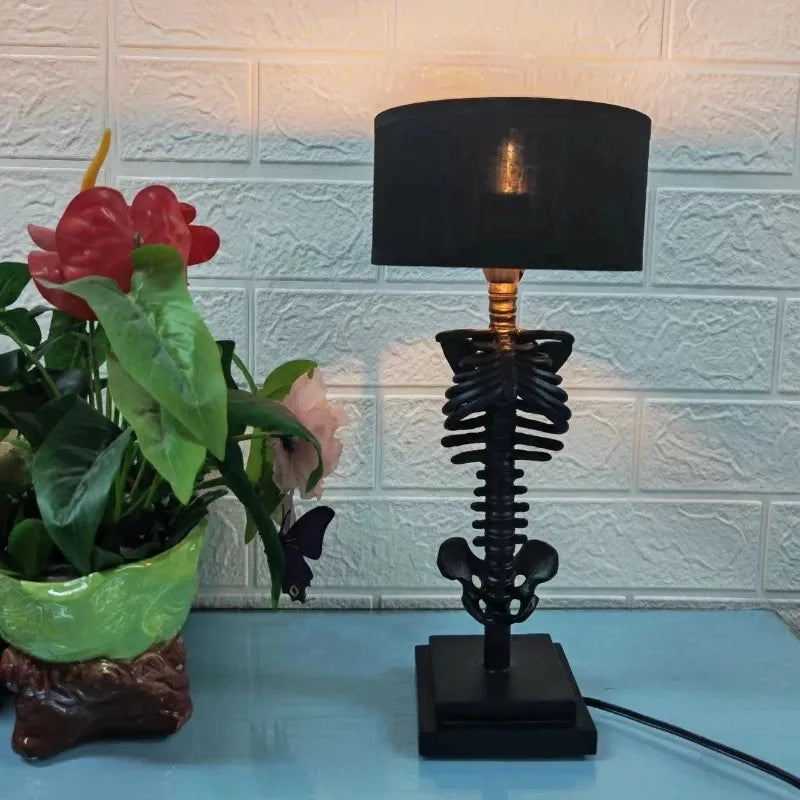 Bordslampa i gotisk stil med skelettdesign 3