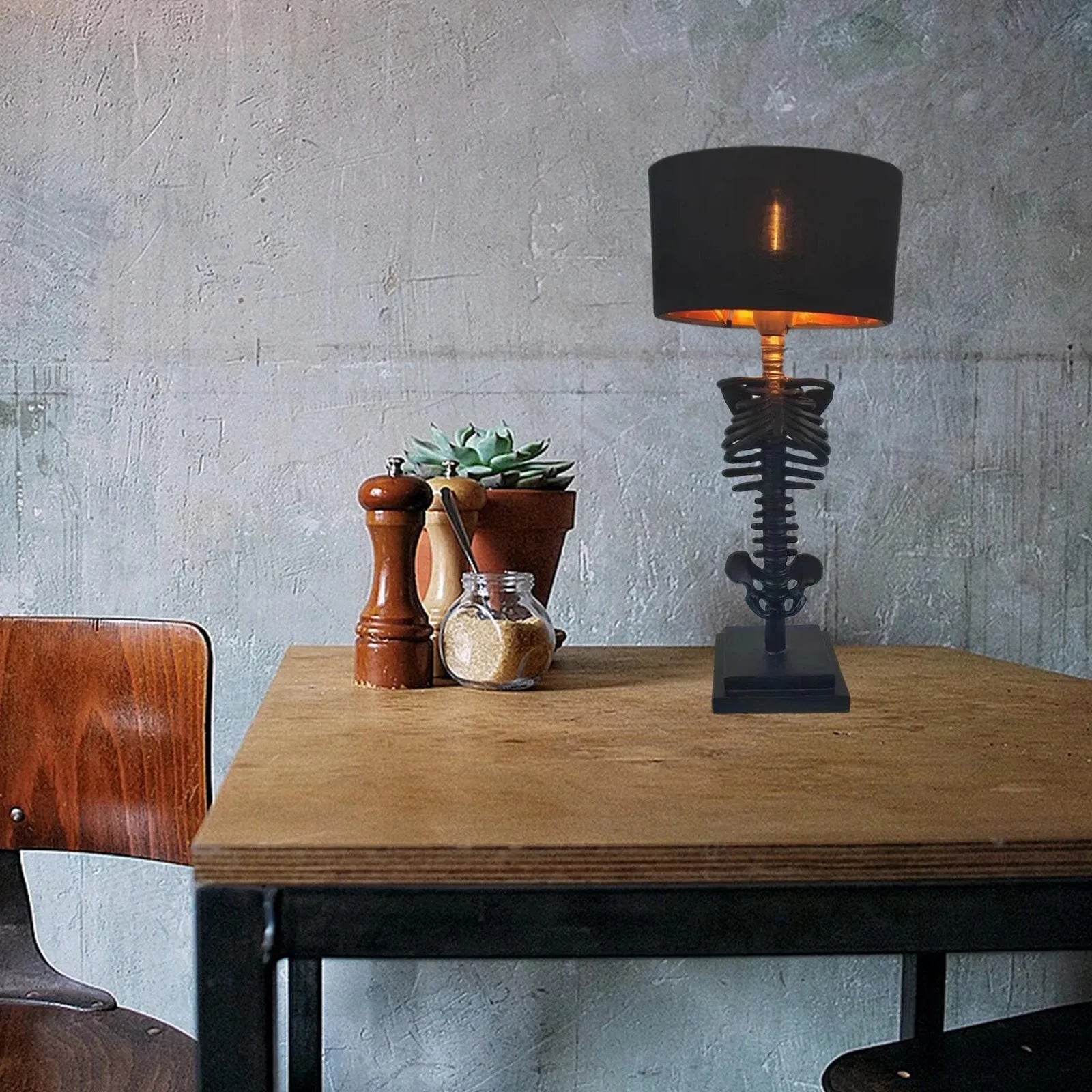 Bordslampa i gotisk stil med skelettdesign 4
