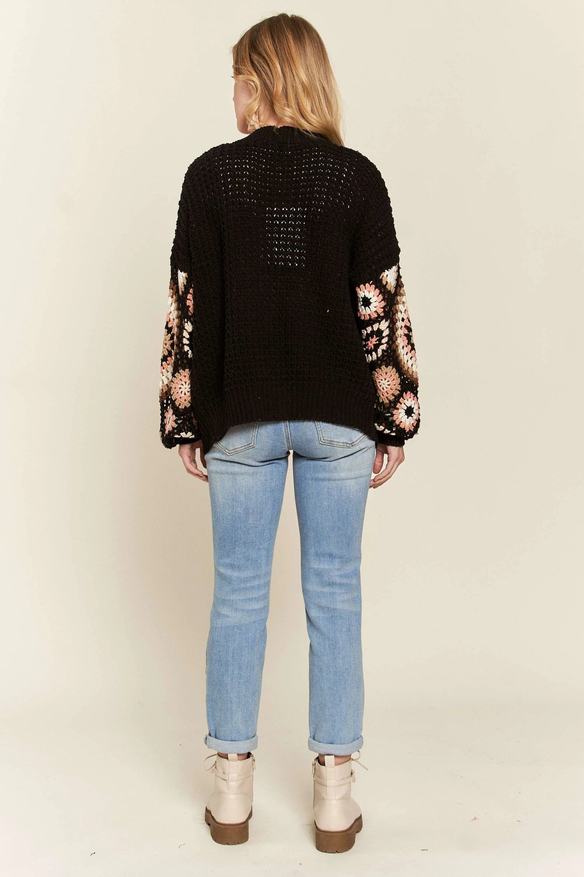 Dam Cardigan med Flerfärgade Ärmar i Virkat Utseende 5