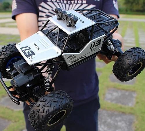 Fjärrstyrd 4WD Terrängbil Med Dubbelmotorer För Utomhuslek 11