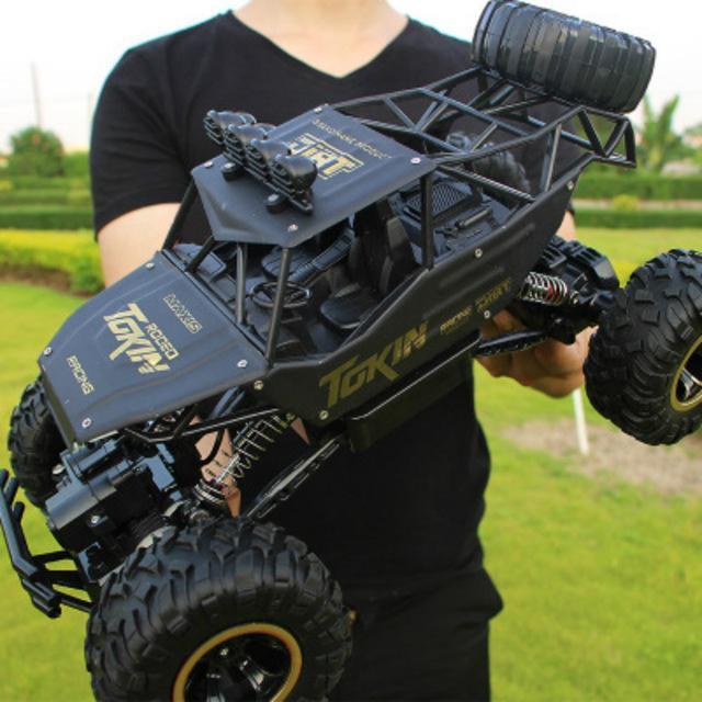 Fjärrstyrd 4WD Terrängbil Med Dubbelmotorer För Utomhuslek 8