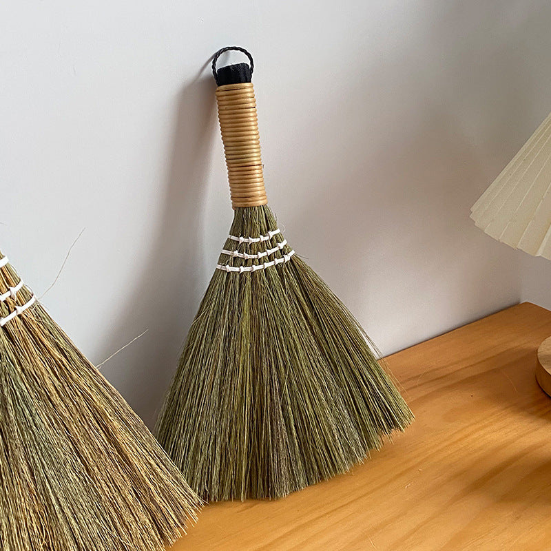 Kvinnors Handgjorda Kvast med Traditionell Design 1