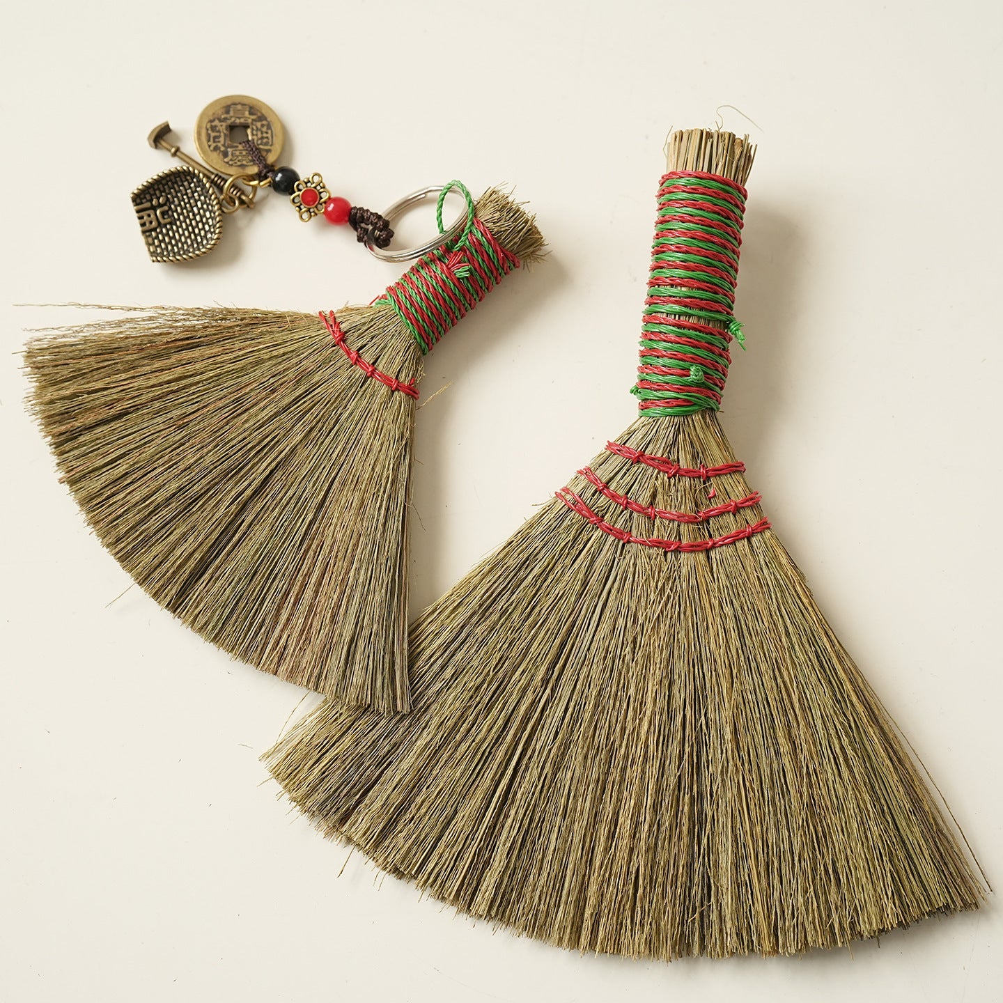 Kvinnors Handgjorda Kvast med Traditionell Design 2