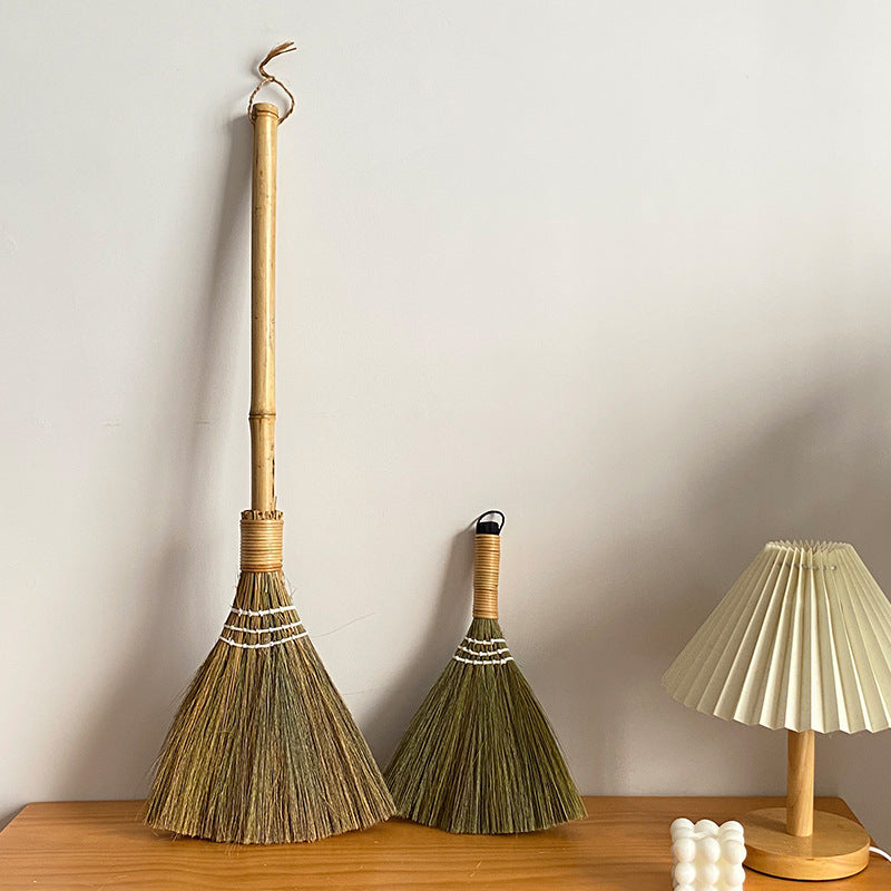 Kvinnors Handgjorda Kvast med Traditionell Design 3