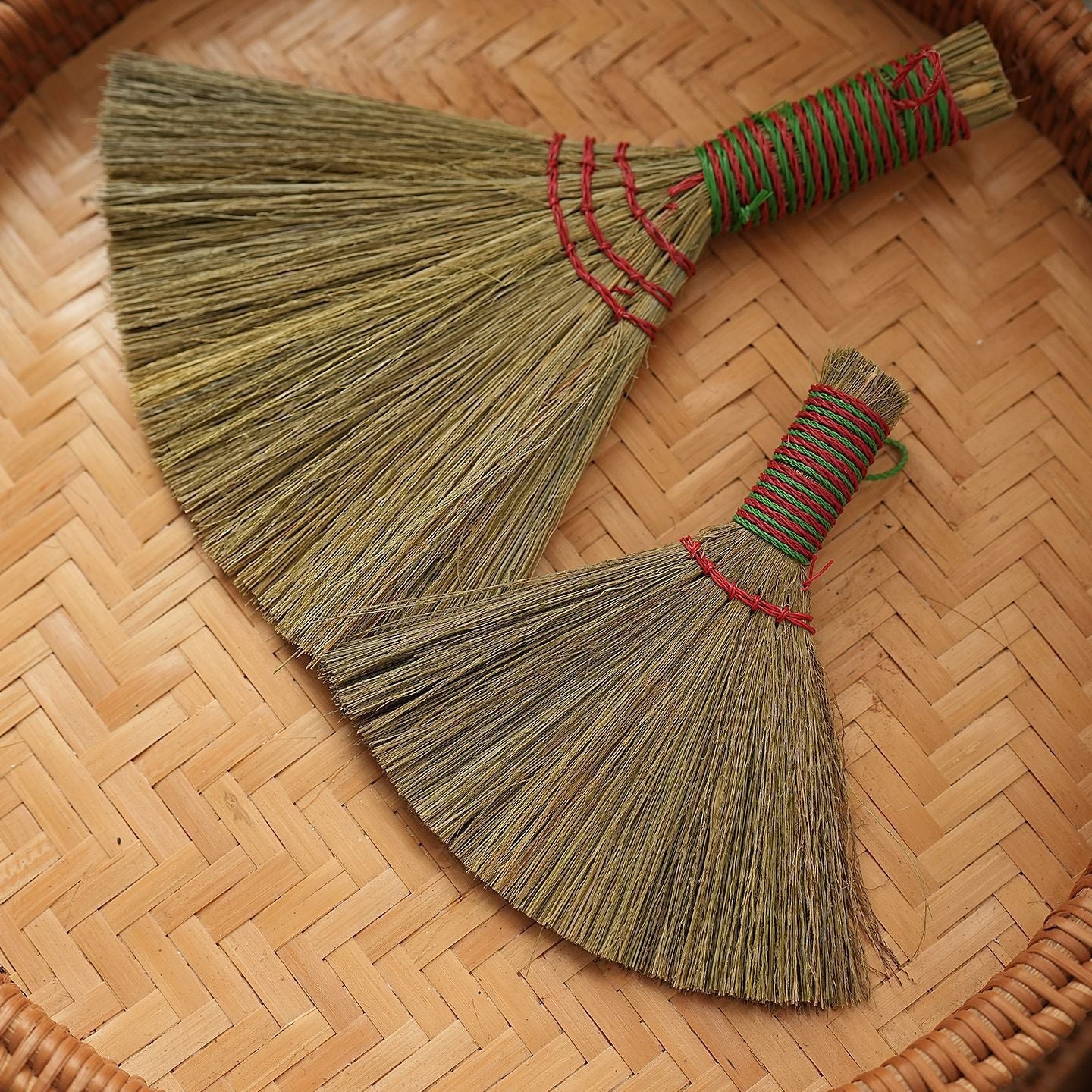 Kvinnors Handgjorda Kvast med Traditionell Design 6
