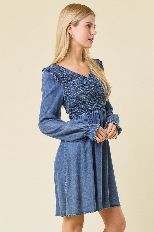 Kvinnors Mini Klänning V-Hals Smockad Denim 2
